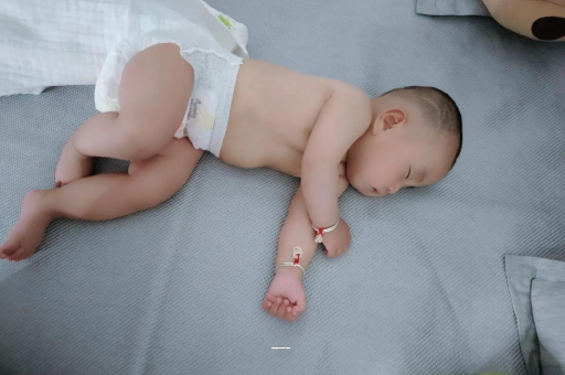 深圳宝宝拉屎有黑色颗粒